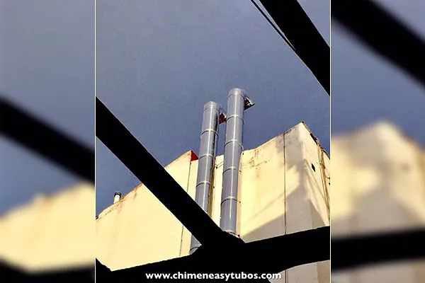 Chimeneas Picos de Europa - Tubos de local por patio de edificio en Madrid